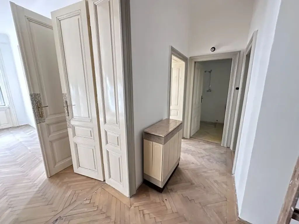 TOLLER ALTBAU - SCHÖNE WOHNUNG IM ALTWIENER STIL - ZUM SANIEREN