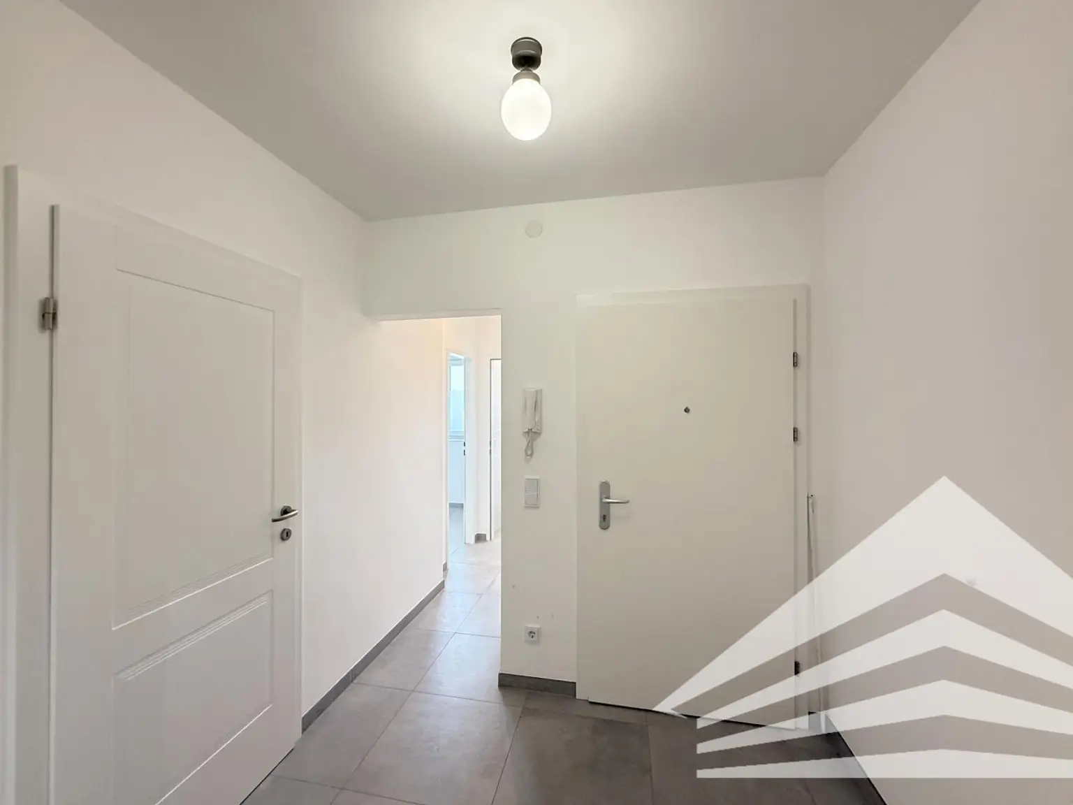 107 m² Altbauwohnung mit großer Loggia in der Innenstadt! TG-Platz verfügbar!