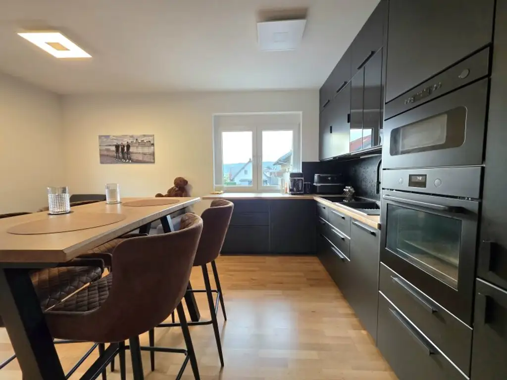 Neuwertige 3-Zimmer-Wohnung mit ruhigem Südbalkon!