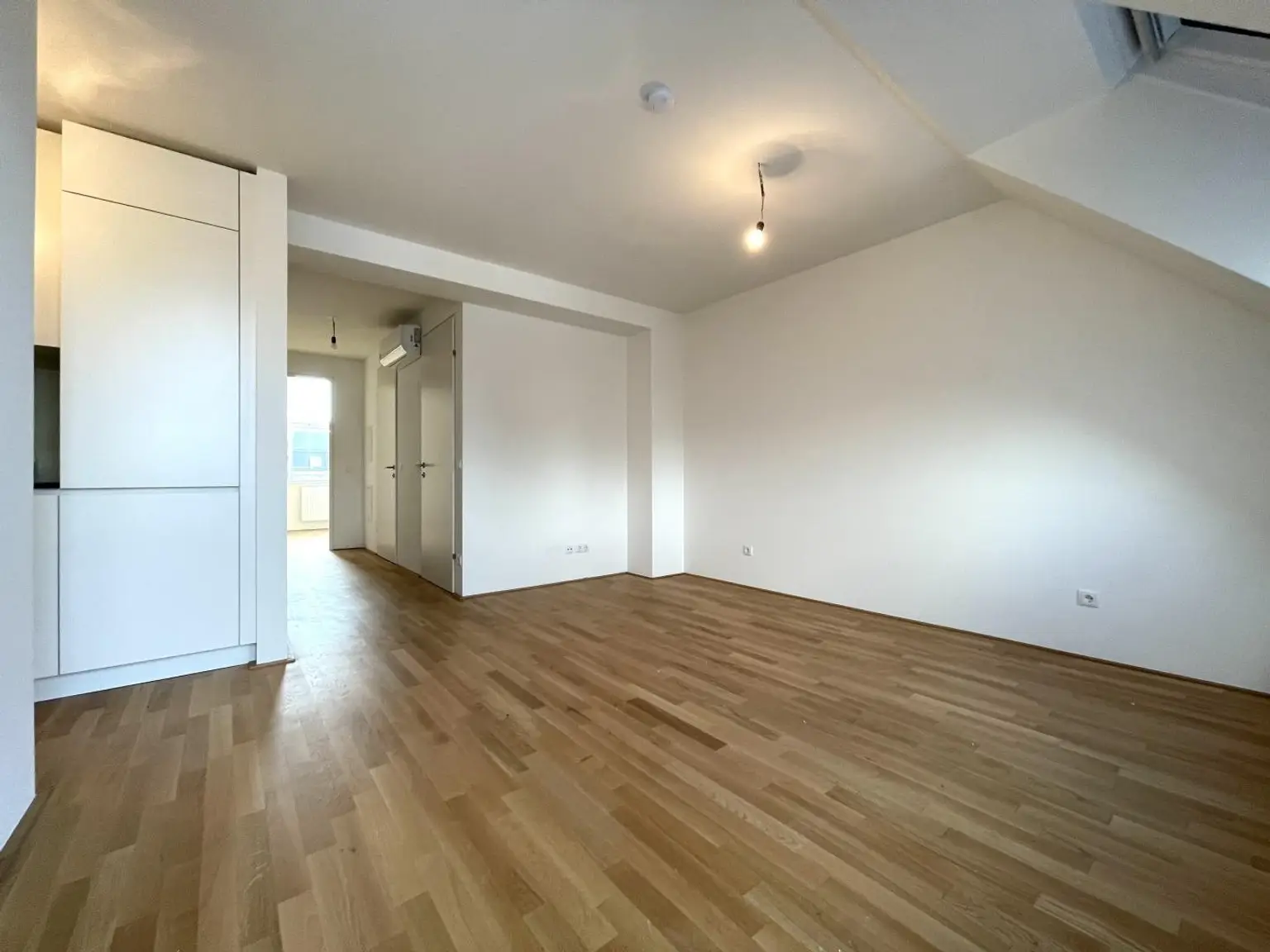Klimatisierte Neubauwohnung mit hofseitigem Balkon im Dachgeschoss!!!