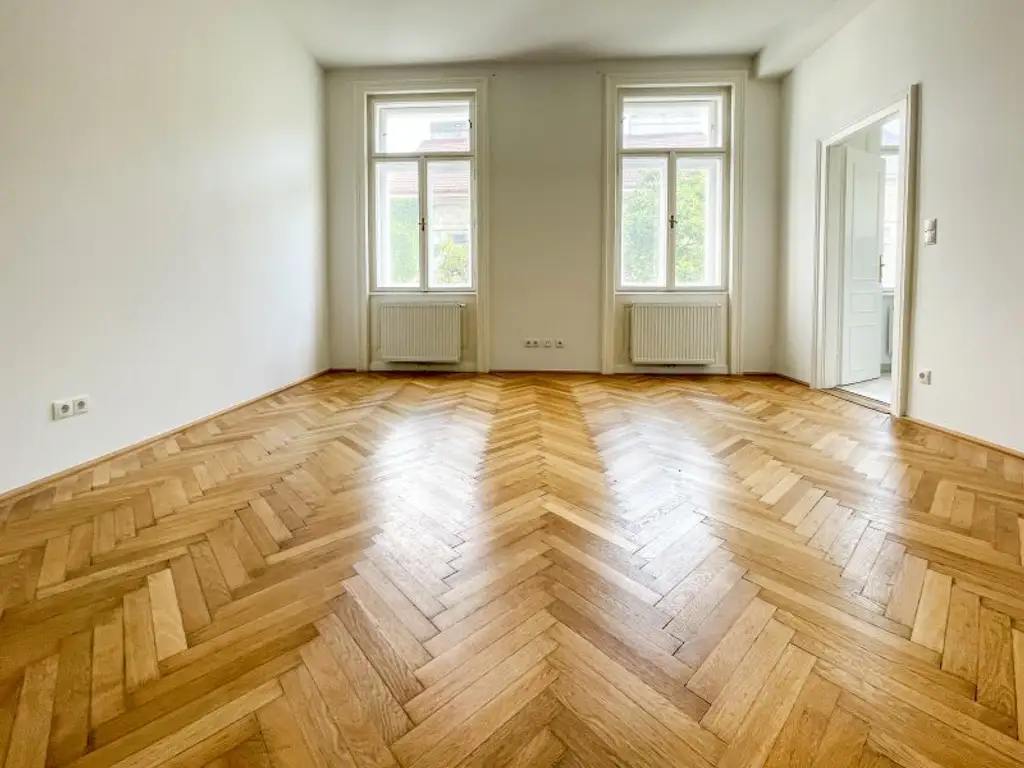KOMPLETT HOFSEITIG: helle Stilaltbauwohnung mit separater Küche