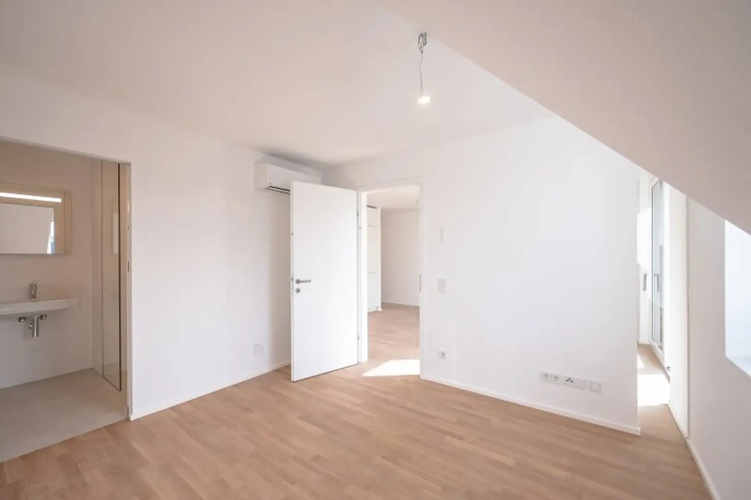 ++MOLLARD 50++ außergewöhnliche 3-Zimmer-Wohnung mitten im Herzen der Stadt (1/24)