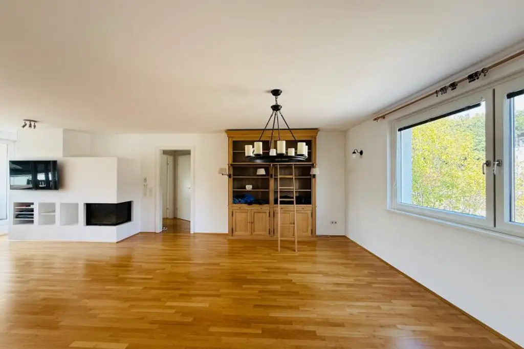 Geräumige 4 Zimmer DG-Wohnung ohne Schrägen, inkl. Terrasse und Garagenplatz