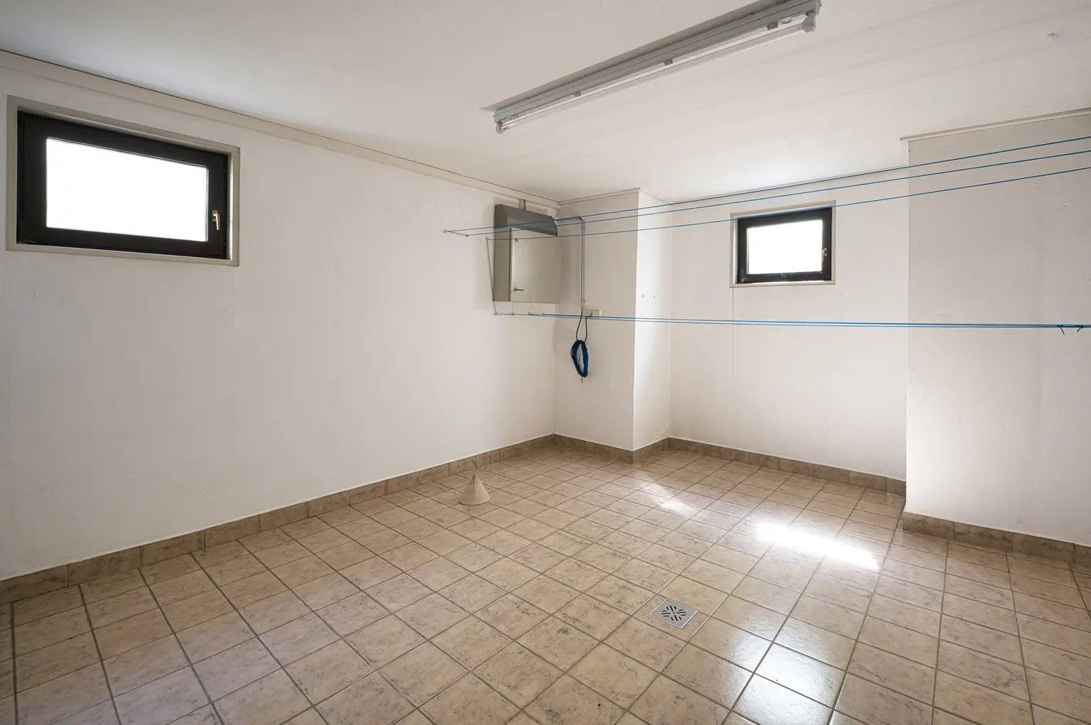 Exklusivität und Privatsphäre pur auf 2.610 m2 Grundfläche! Von der Terrasse in den Schwimmteich.