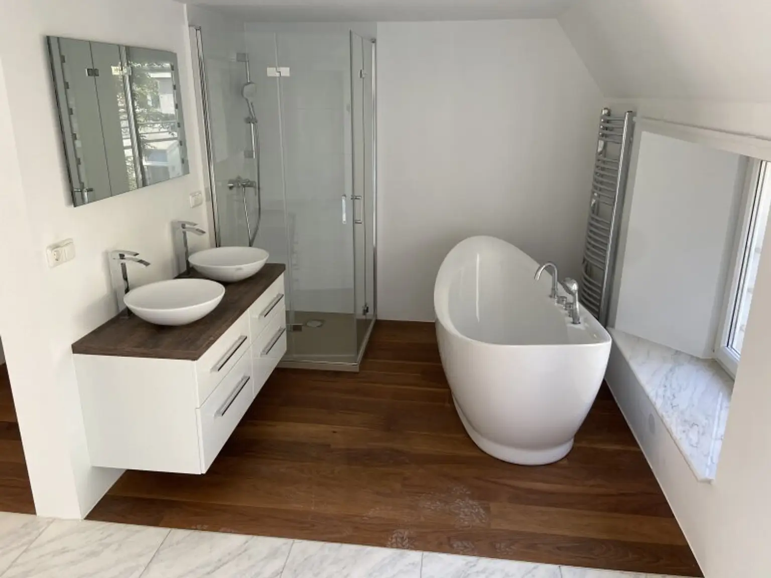 Möblierte Dachgeschoss Maisonette, 5 Zimmer, +3 (4) Schlafzimmer, 2 Bäder, Terrasse, offener Kamin - sehr attraktive Wohnung | furnished 4 BR apartment with 3 bathroom and terrace