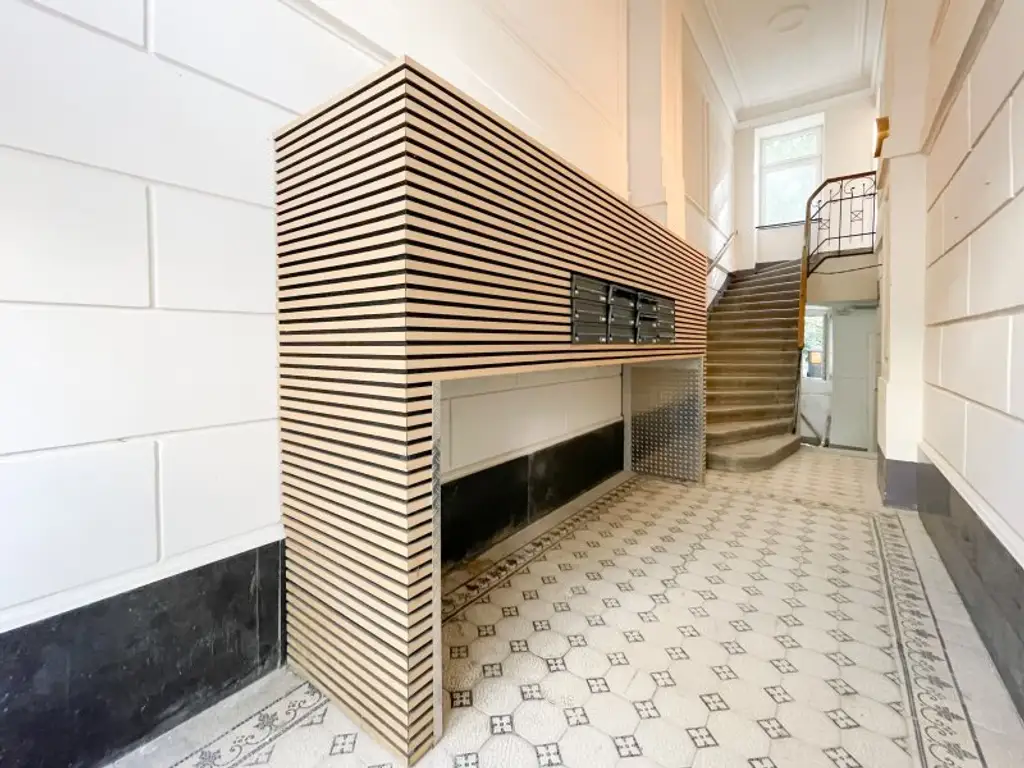 ERSTBEZUG NACH GENERALSANIERUNG: Altbauwohnung mit optionalem hofseitigem Balkon