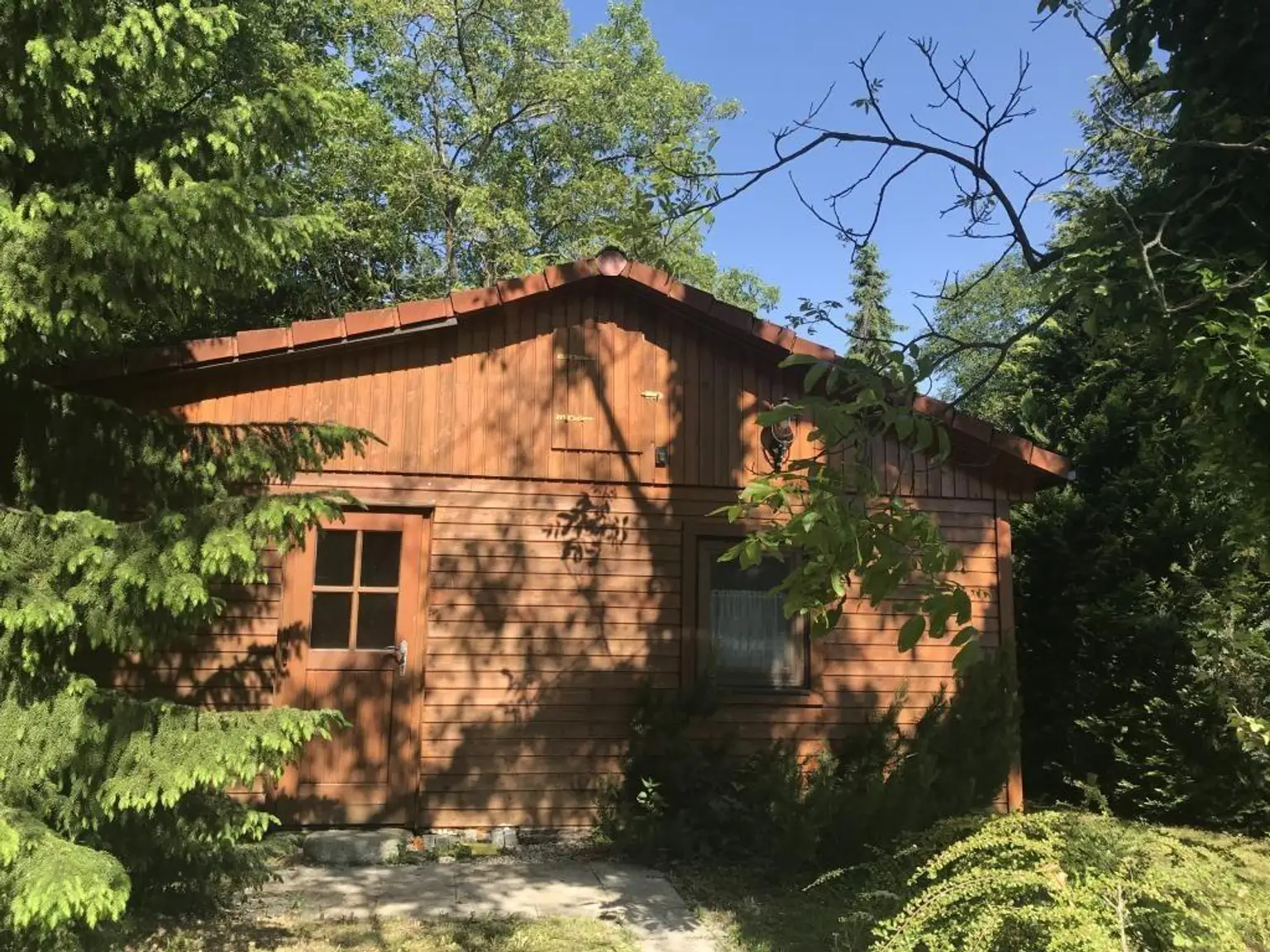 Vorderansicht des Holzblockhauses