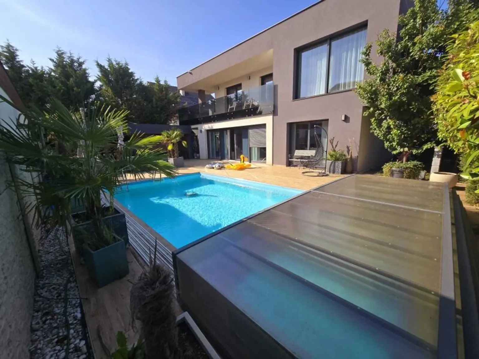 Traumhaft LUXURIÖS AUSGESSTATTETES SMART EFH in Leopoldsdorf: Wfl. 196m², 6 Zimmer, Balkon & Terrasse! + PHOTOVOLTAIK ANLAGE mit STROMSPEICHER + beheizter POOL  + GARAGE + GRILLPLATZ +