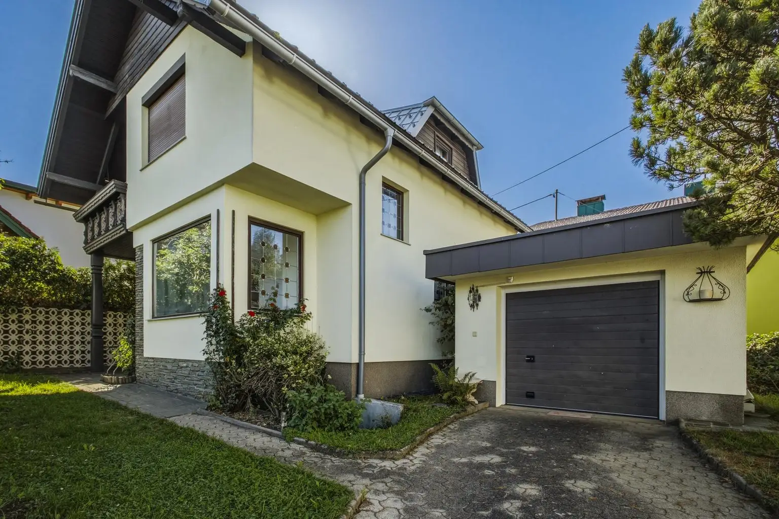 Nordostansicht mit Garage