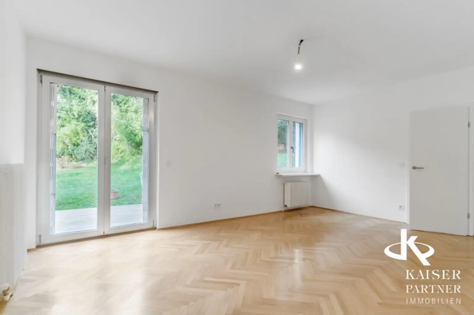 Neurenovierte 6-Zimmer-Wohnung mit  Terrasse in den Garten, Balkonen und Grünblick!