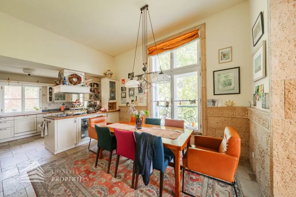 Luxuriöser 14- Zimmer Wohntraum mit Dachterrasse und Pool, Nähe Wilhelminenschloss