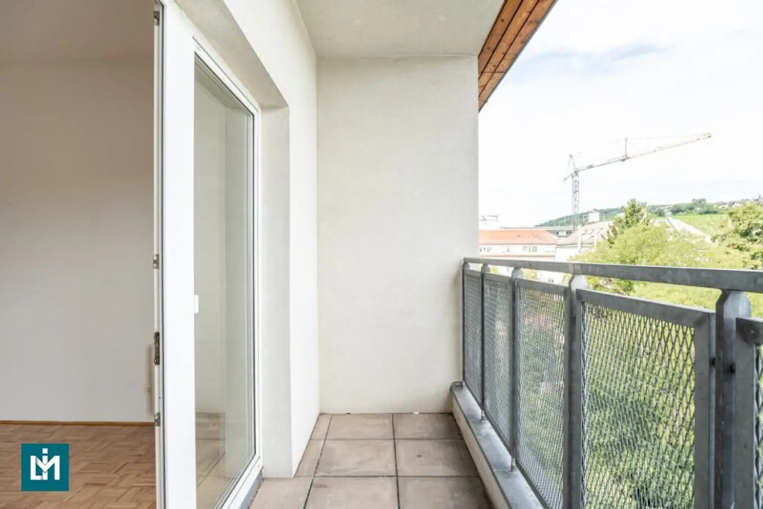 SCHÖNE 2 - ZIMMER MAISONETTE MIT GALERIE UND 2 TERRASSEN / NÄHE KRANKENHAUS GÖTTLICHER HEILAND