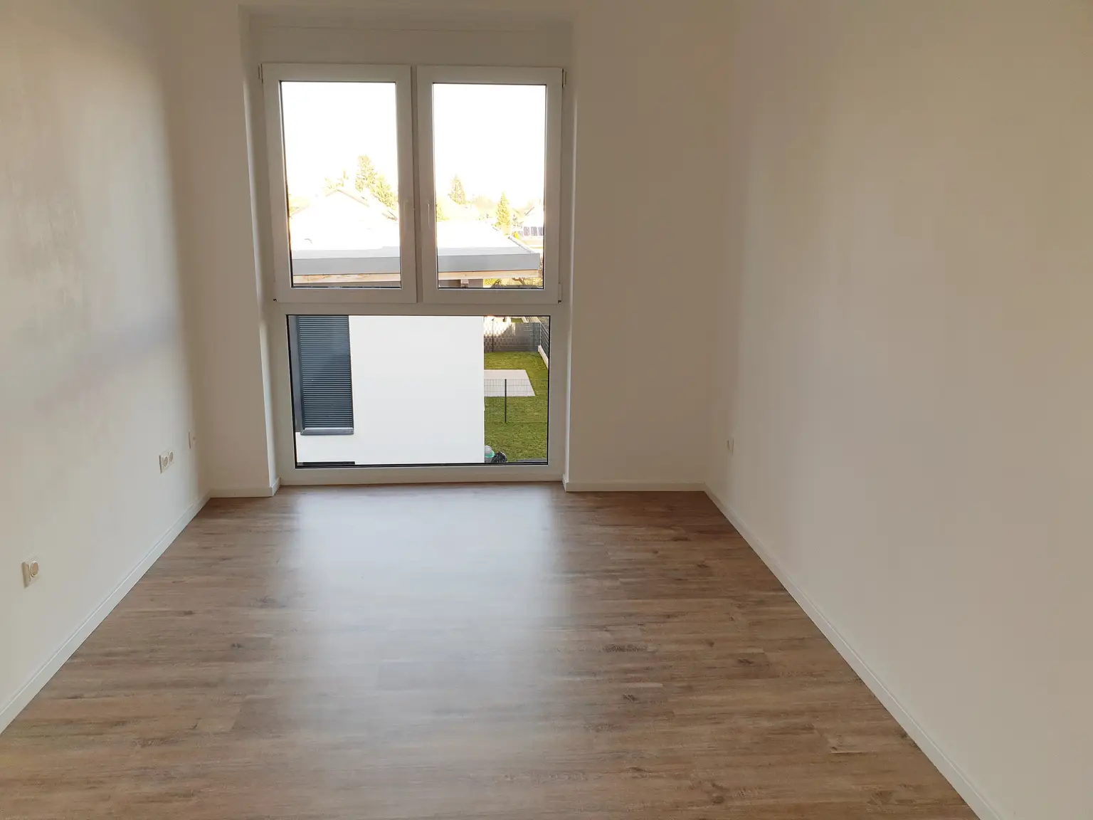 Neuwertige 3 Zimmer Wohnung mit Balkon + 2 Parkplätzen!!