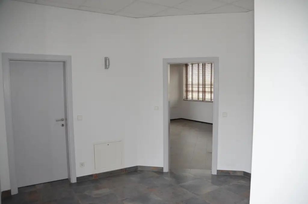 Modernes Büro mit Dachterrasse in gepflegtem Zustand