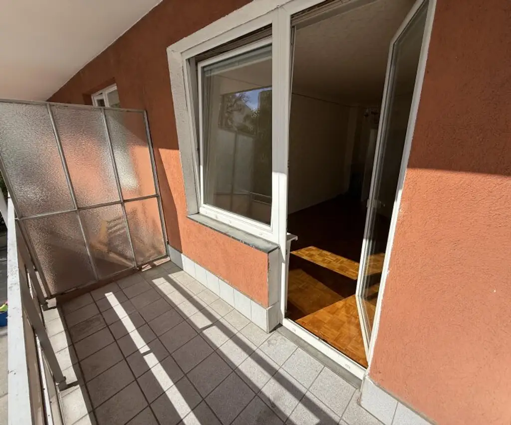 MITTEN im ALTEN ORT + PERFEKT für ZWEI + LOGGIA + nächst Kirche ALT-OTTAKRING!