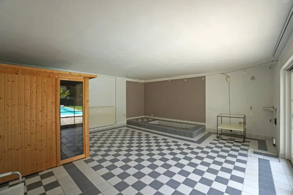 Repräsentative Villa mit Pool und Wellnessbereich in sonniger Waldrandruhelage