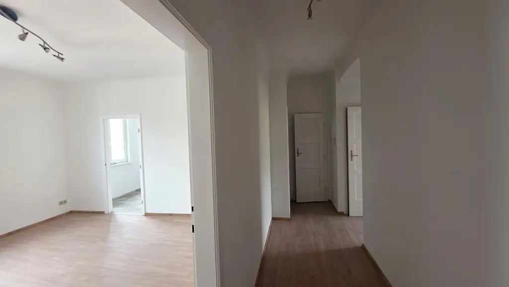4. OG! Sanierungsbedürftige 2 Zimmer Wohnung in S-Bahn-Nähe
