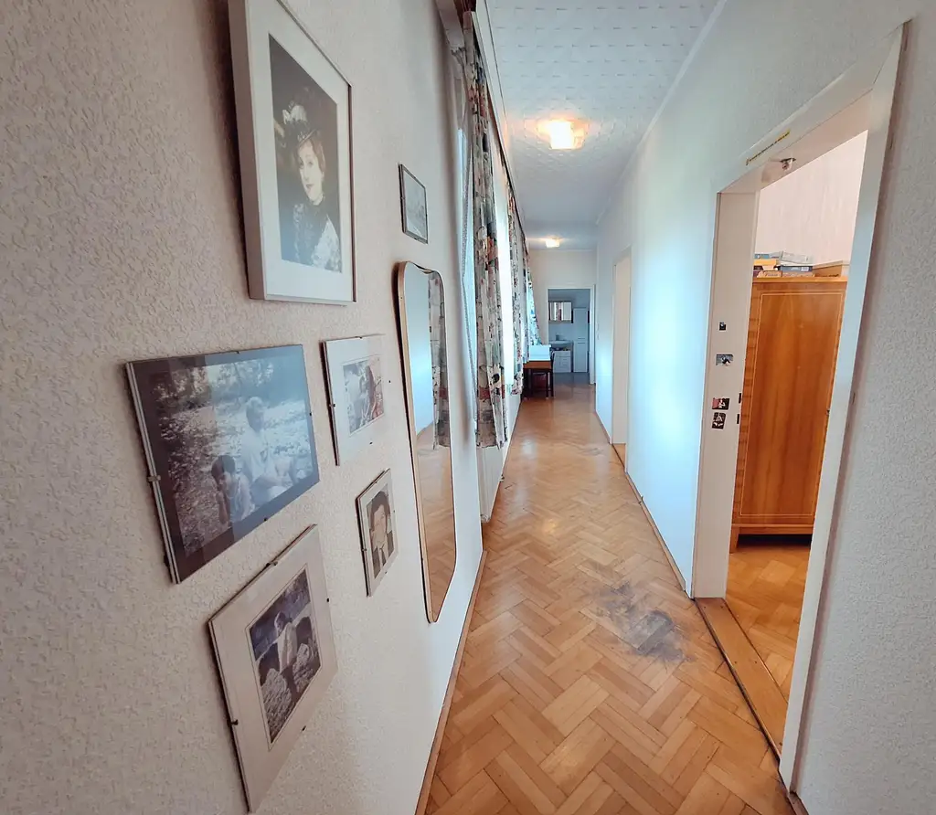 EINFAMILIENHAUS MIT GROSSEM GRUND