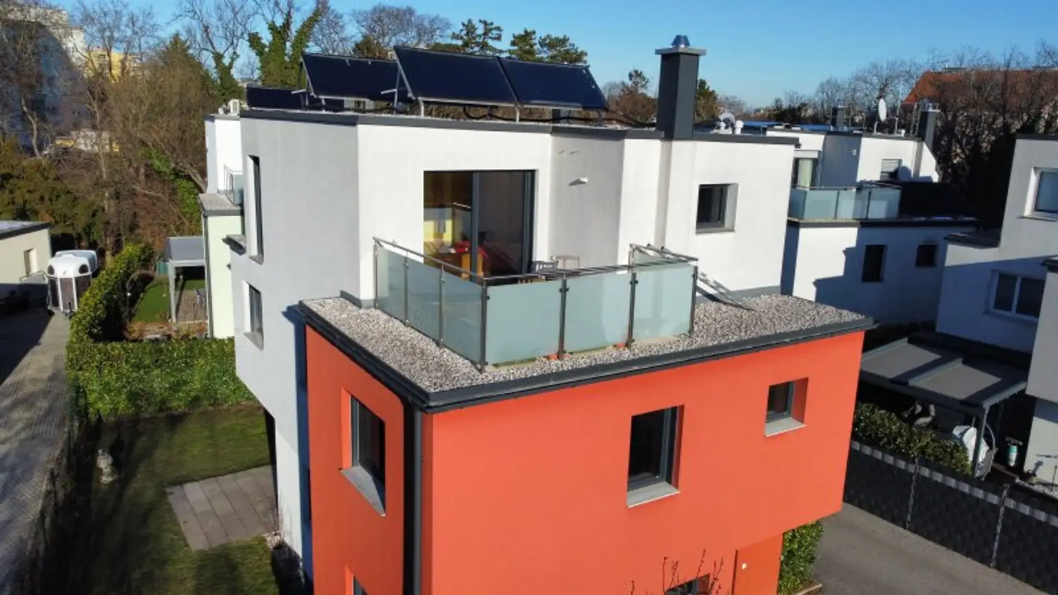 Modernes Familienhaus (2019) mit 6 Zimmern, Wohnkeller, Dachterrasse, Garten und 2 Stellplätzen