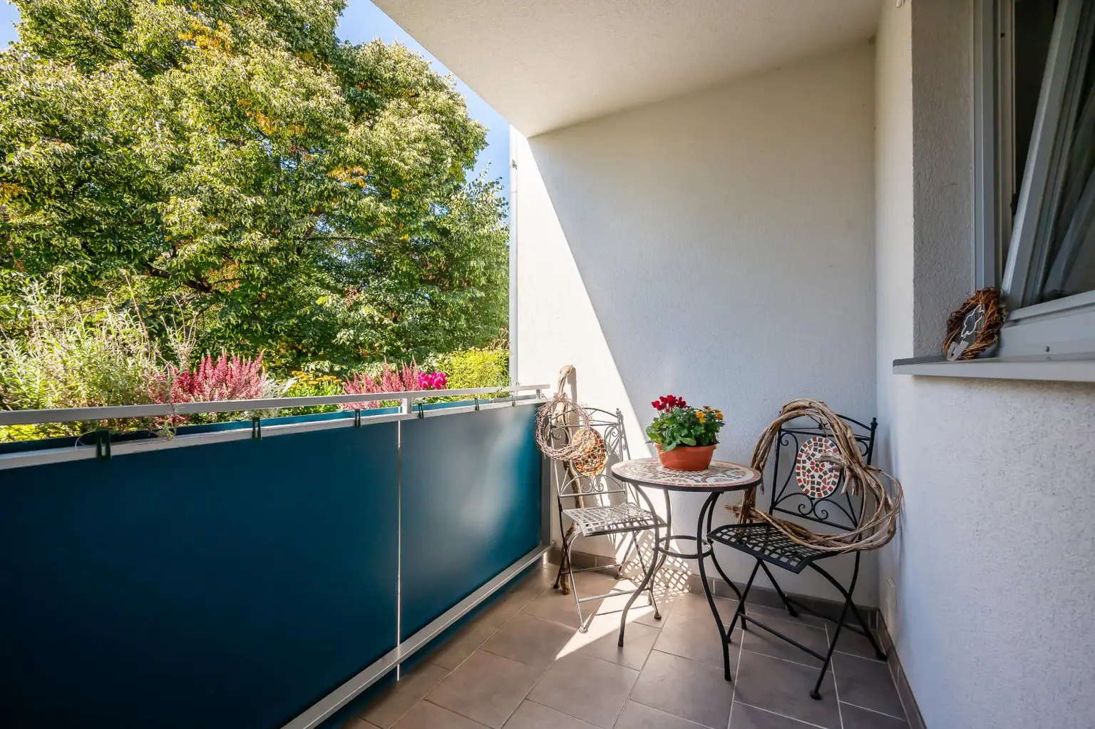 Wohnen im Grünen mit Stadtanschluss: 4 Zimmer | Loggia | PKW-Stellplatz