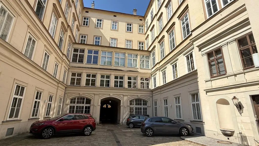 Prachtvolle Beletage mit Balkon in Bestlage am Rochusmarkt! Komplett möbliert.