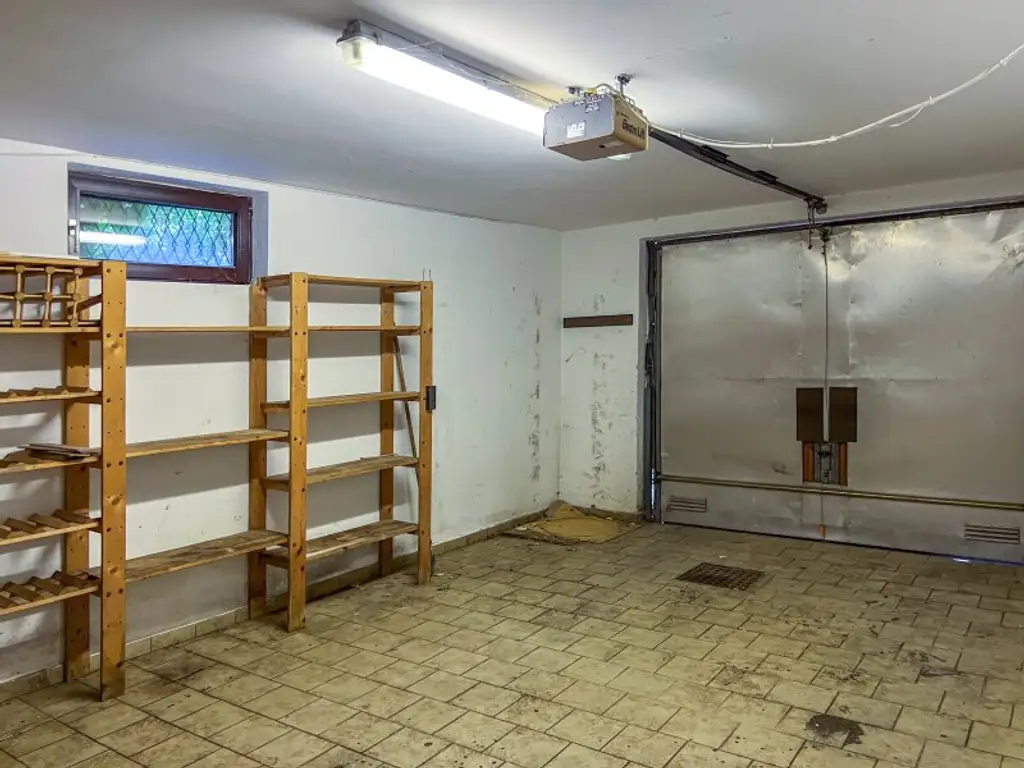 Familiengeeignetes Eckreihenhaus bei der Amerikanischen Schule:  5 Zimmer, und ein Gäste-Studio mit Bad,  Garten, Balkon, Garage, viel Platz und Ruhe!