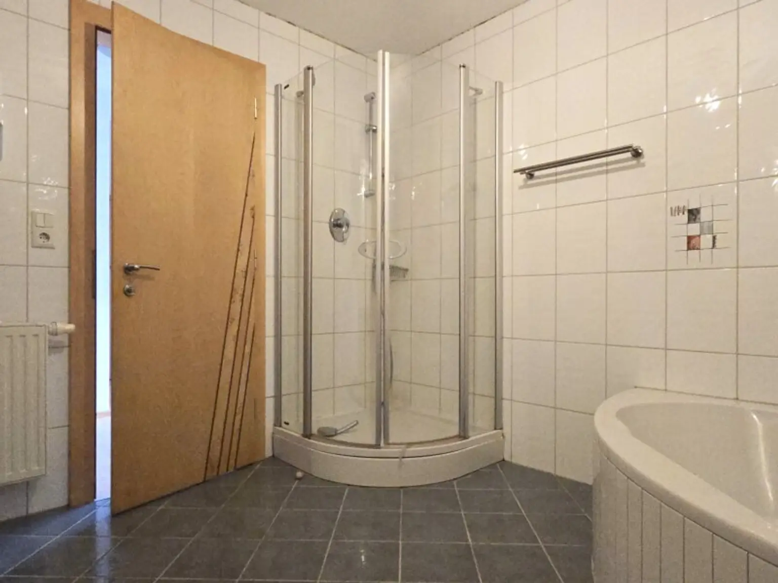 Fügen - großzügige 4 Zimmerwohnung im Dornröschenschlaf