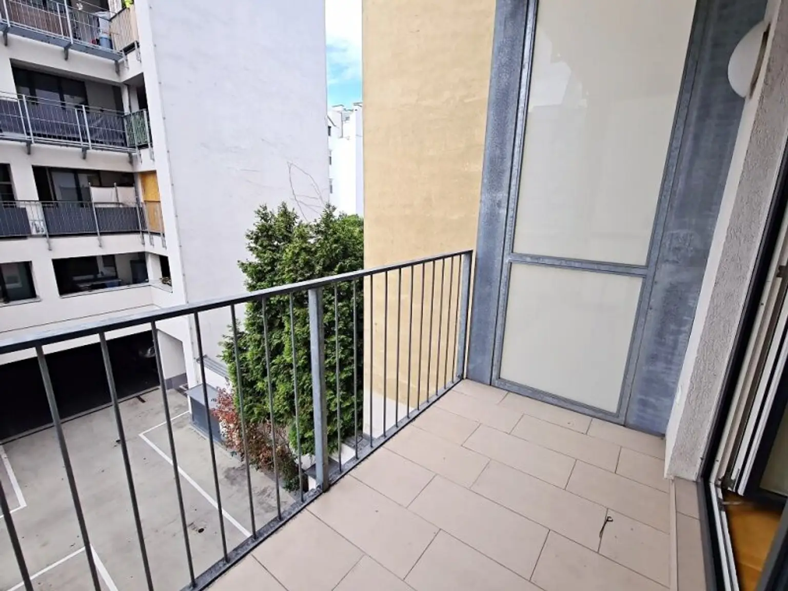 U1-NÄHE, gepflegte 68 m2 Neubau inkl. 4 m2 Loggia, 2 Zimmer, Wannenbad, Parketten, 2. Liftstock, Humboldtgasse
