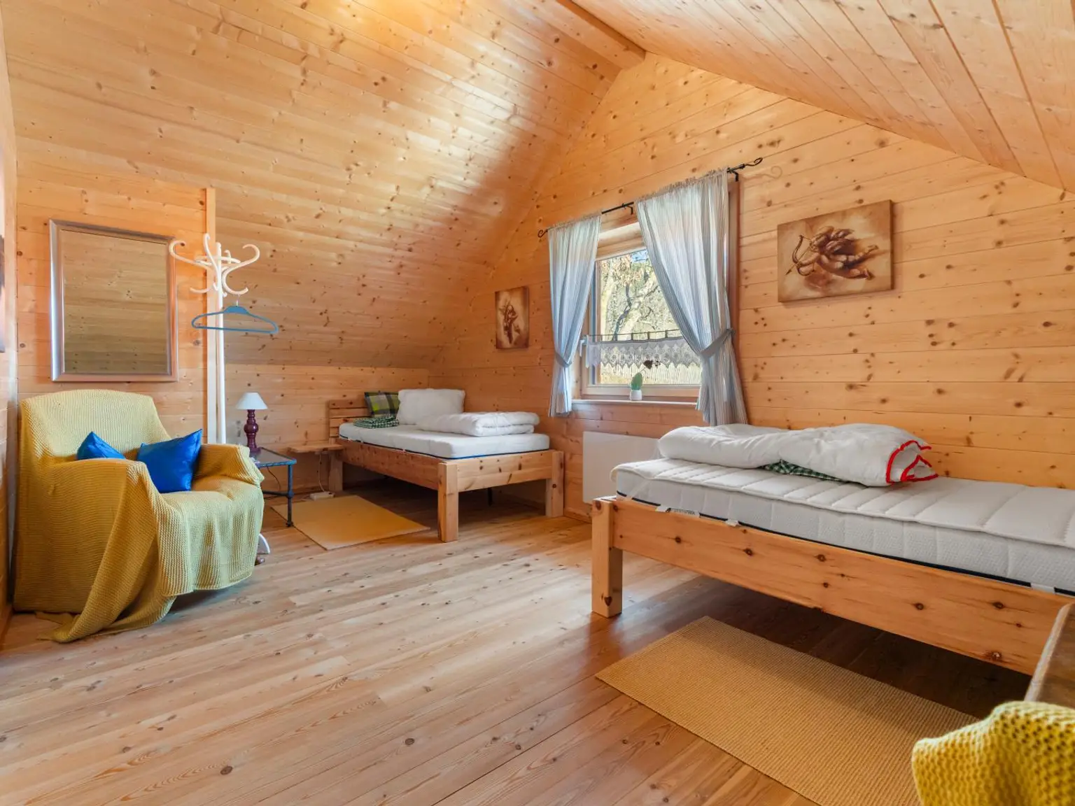 Schlafzimmer aus Holz