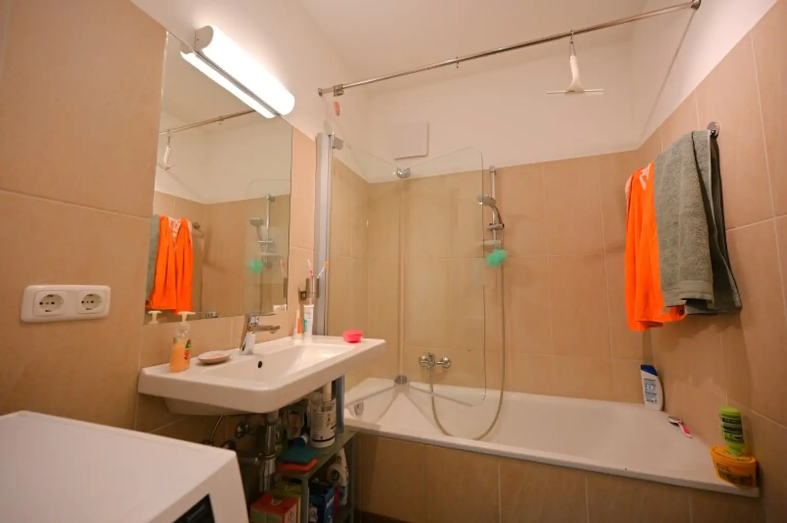 Helle Wohnung mit Balkon in den grünen Innenhof & Tiefgaragenplatz