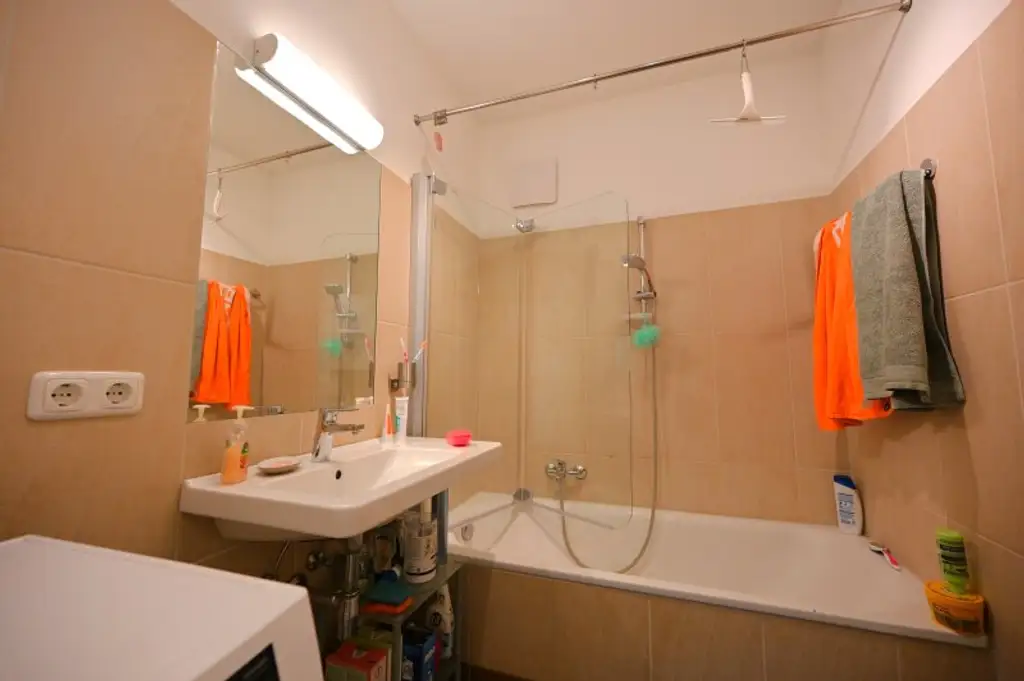 Helle Wohnung mit Balkon in den grünen Innenhof & Tiefgaragenplatz