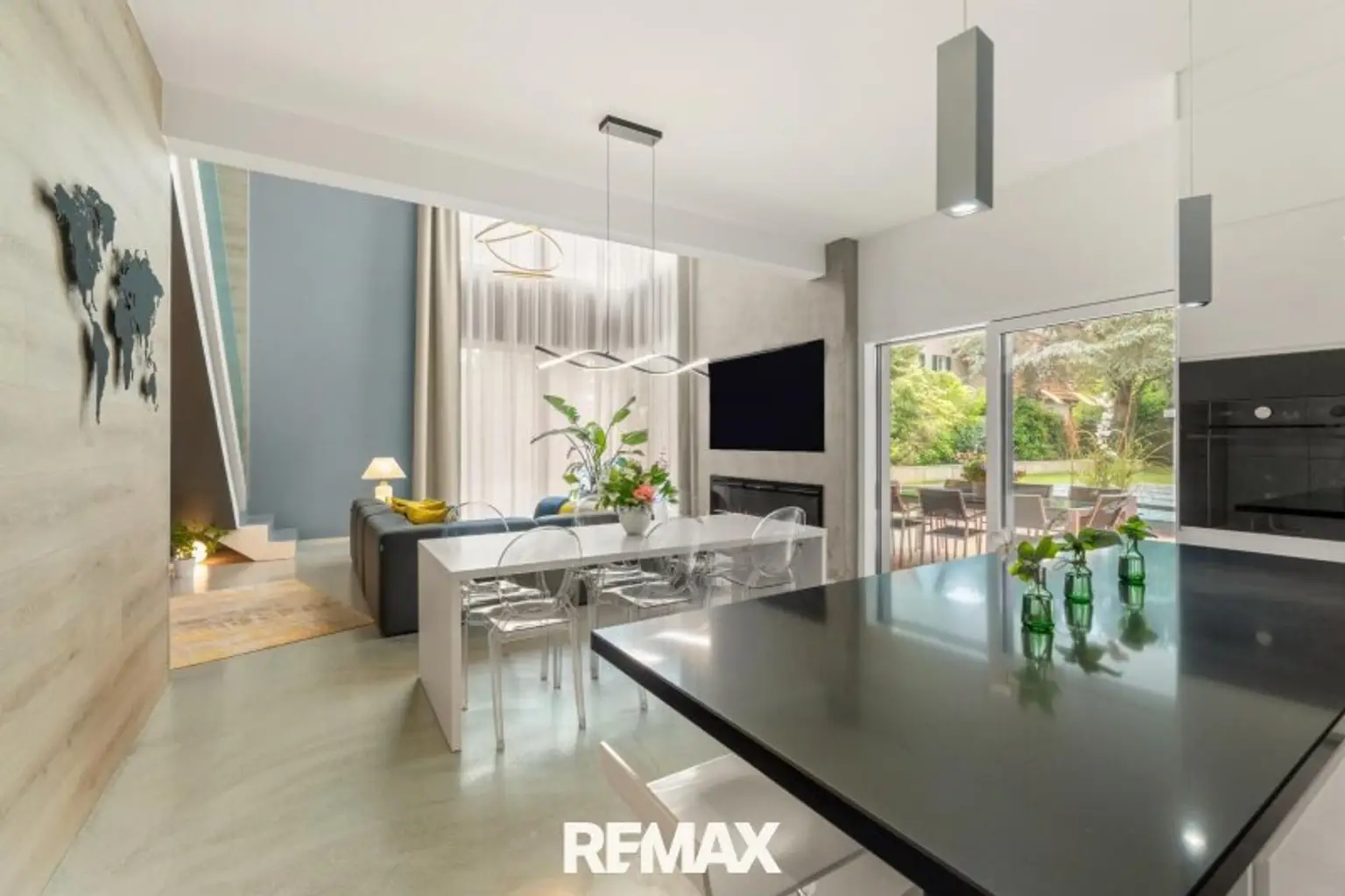 Beeindruckende Designer-Villa mit Pool und Poolhaus zum Soforteinzug!
