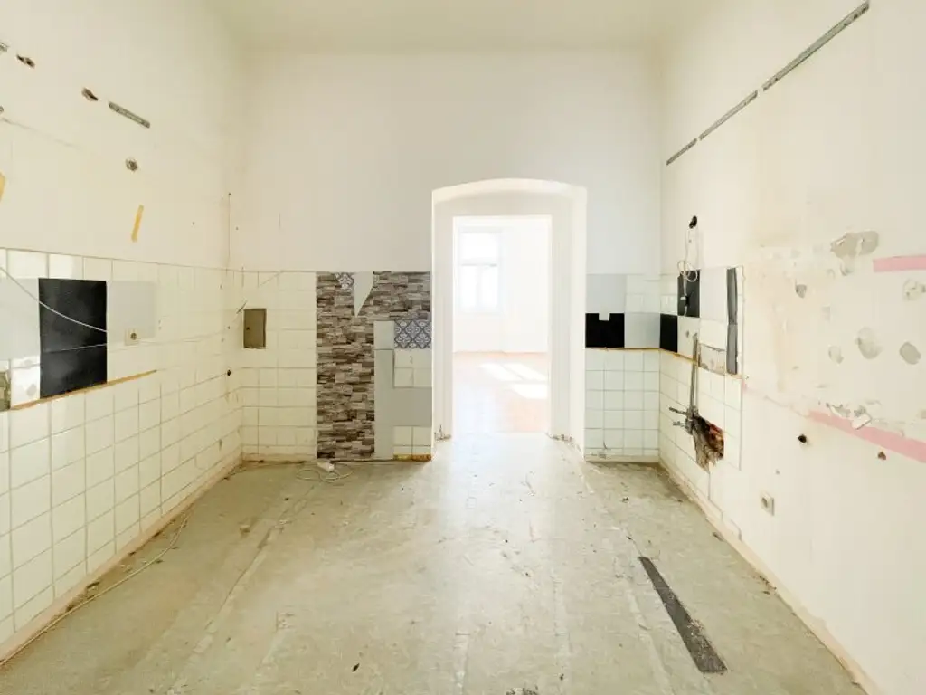 NÄHE AUGARTEN: 2,5-Zimmer-Altbauwohnung mit großem Gestaltungspotenzial beim Wallensteinplatz
