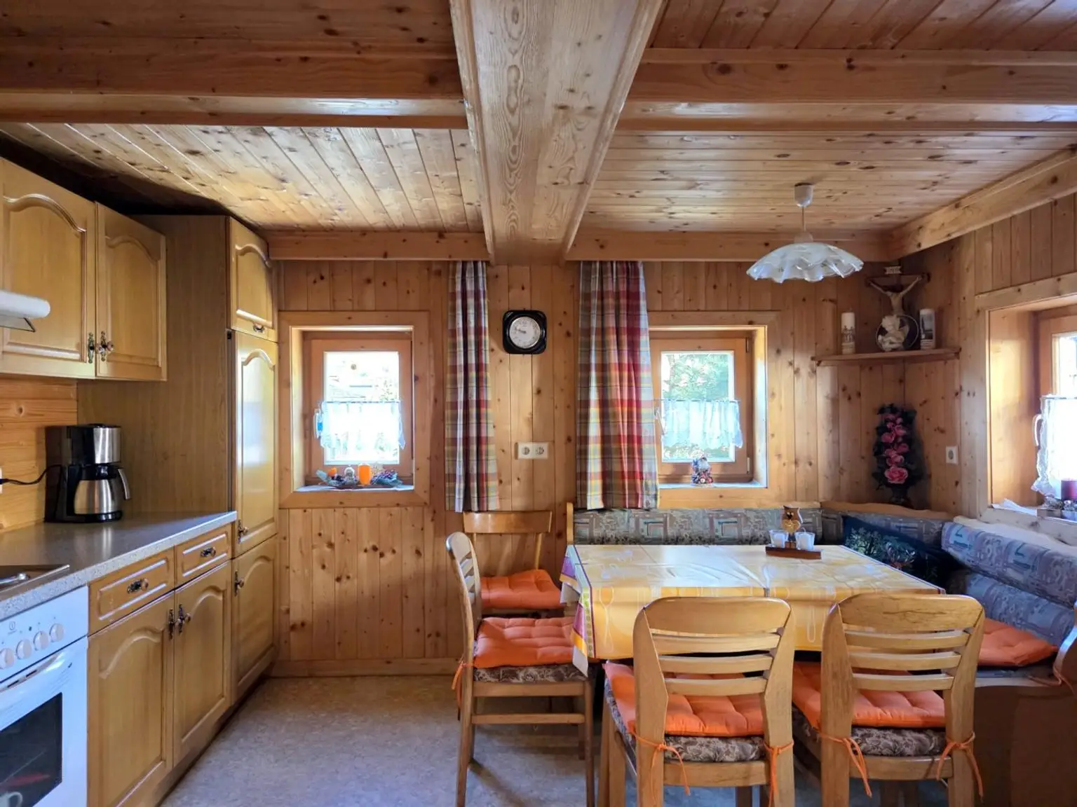 Küche mit Esstisch...