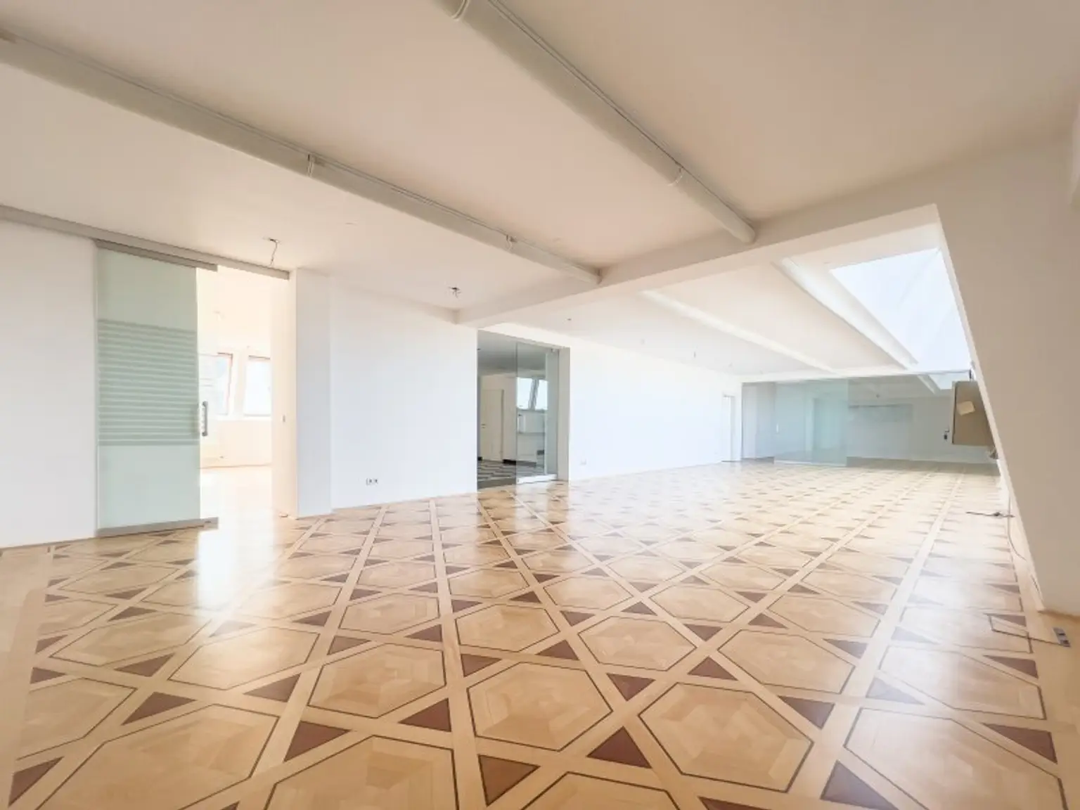 Mitgestalten statt Kompromisse: Sanierte Dachgeschosswohnung in Top-Lage