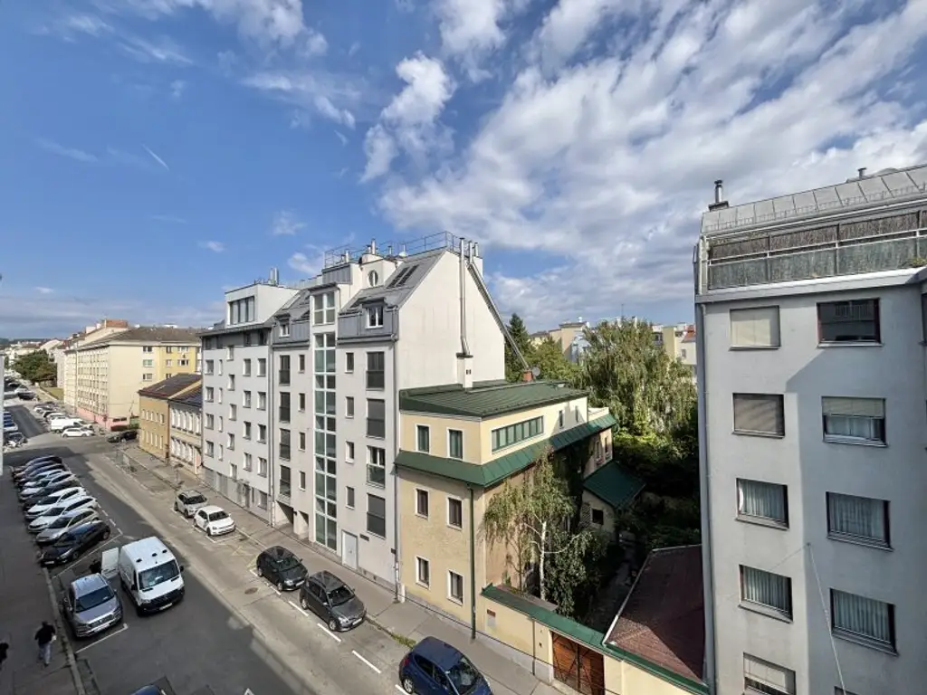 ERSTBEZUG nach Sanierung mit Südwestloggia in den begrünten Innenhof | Nähe Obkirchermarkt