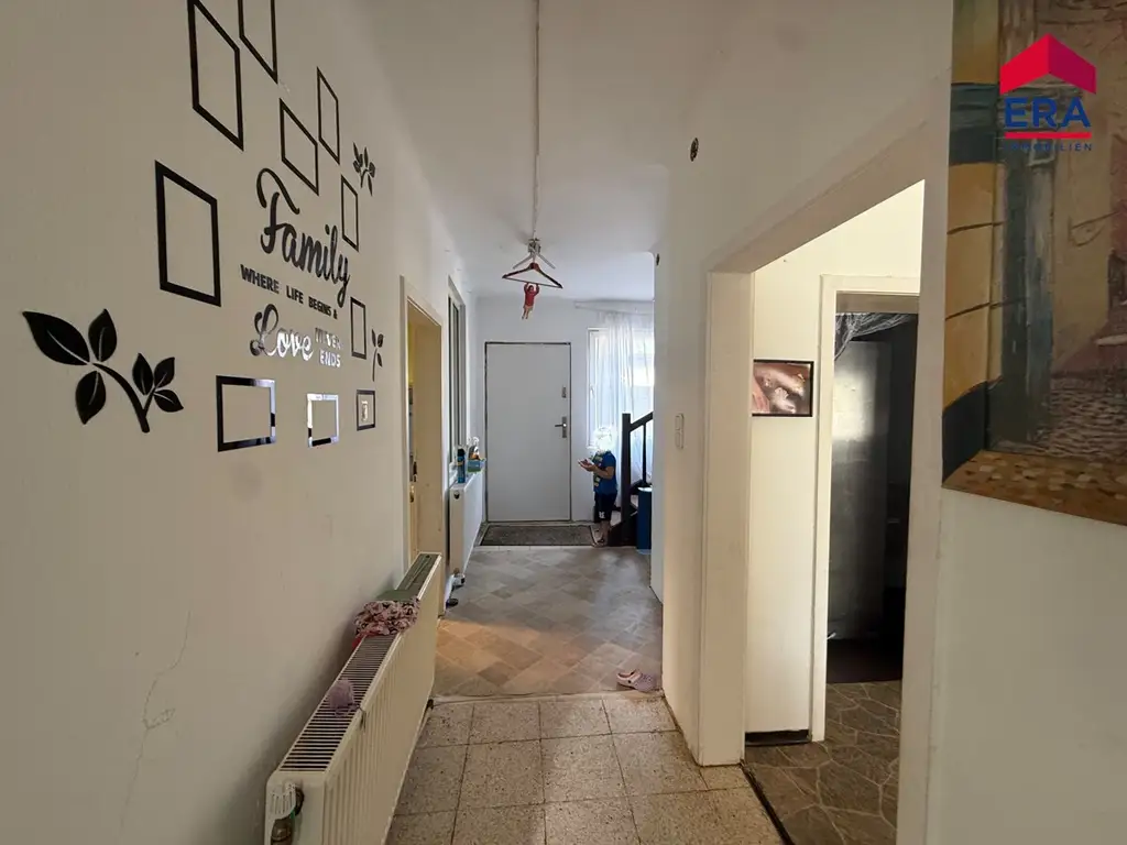 NEU: Viel Platz für Familie, Hobby und Werkstatt – Einfamilienhaus mit 4 Garagen und neuem Dach