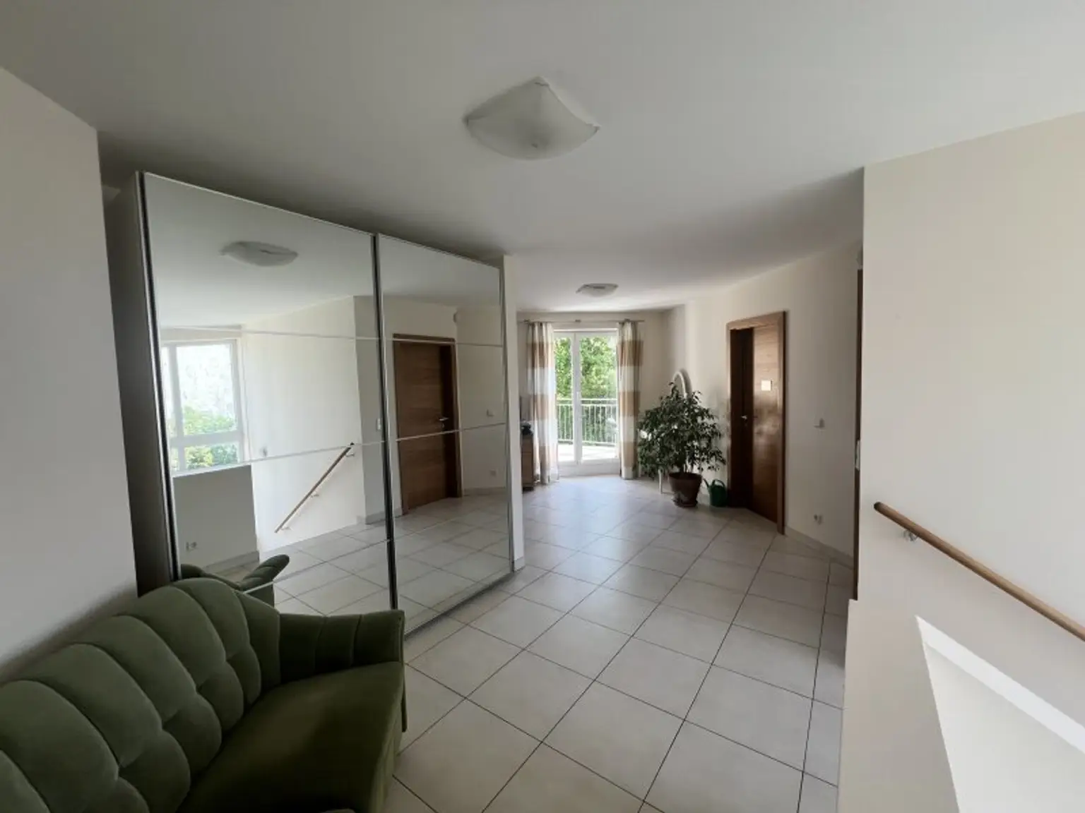 Moderne, zentrumsnahe Familienvilla mit großem Garten in gefragter Grünruhelage (!)