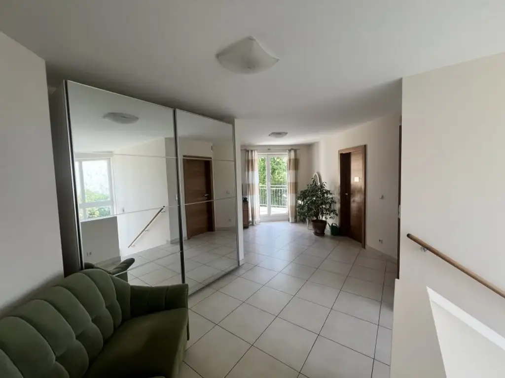 Moderne, zentrumsnahe Familienvilla mit großem Garten in gefragter Grünruhelage (!)