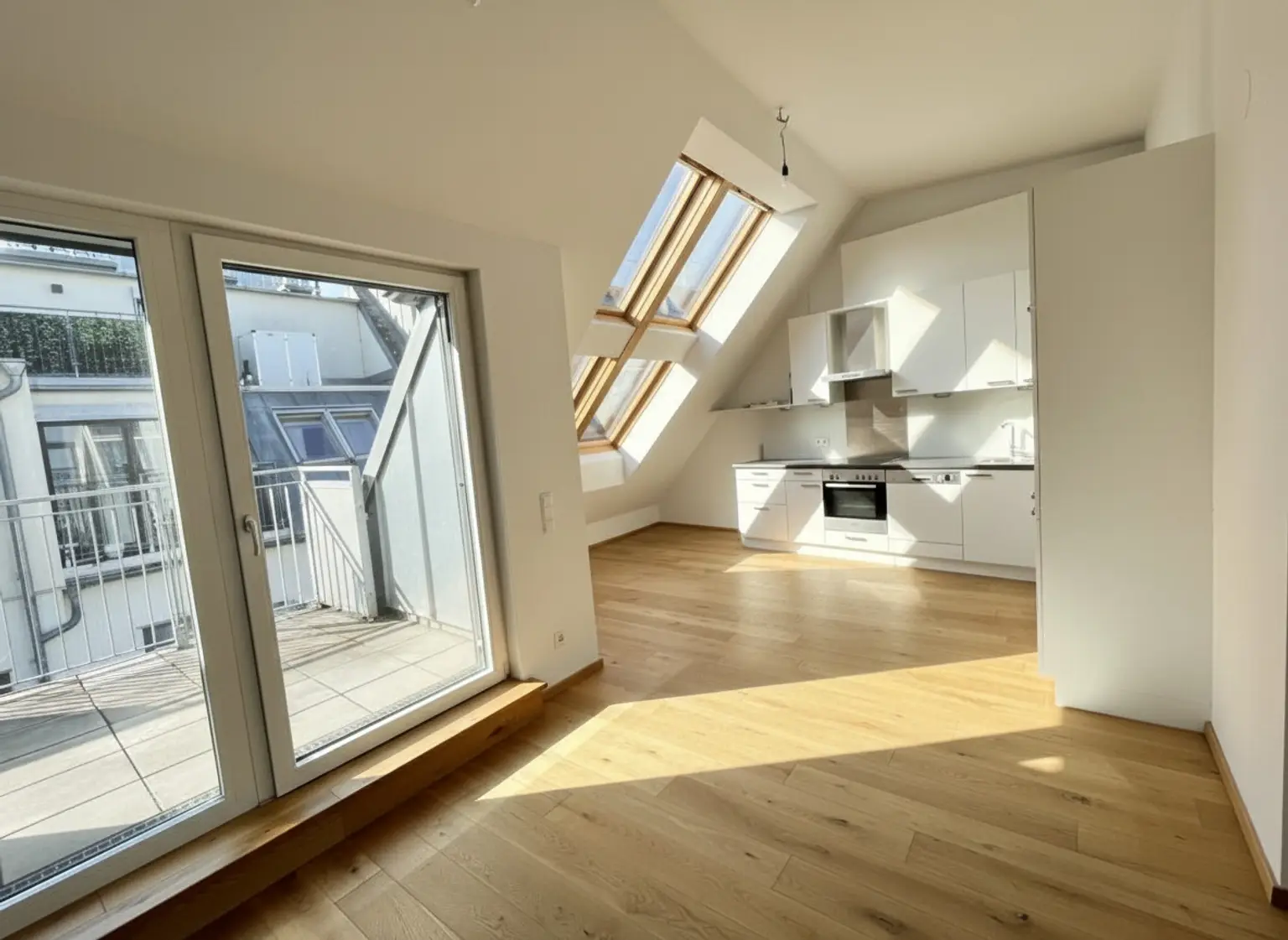 UNBEFRISTET: Attraktive, klimatisierte Dachgeschoss-Wohnung mit Balkonen und Dachterrasse und einmaligem Blick über Dächer Wiens