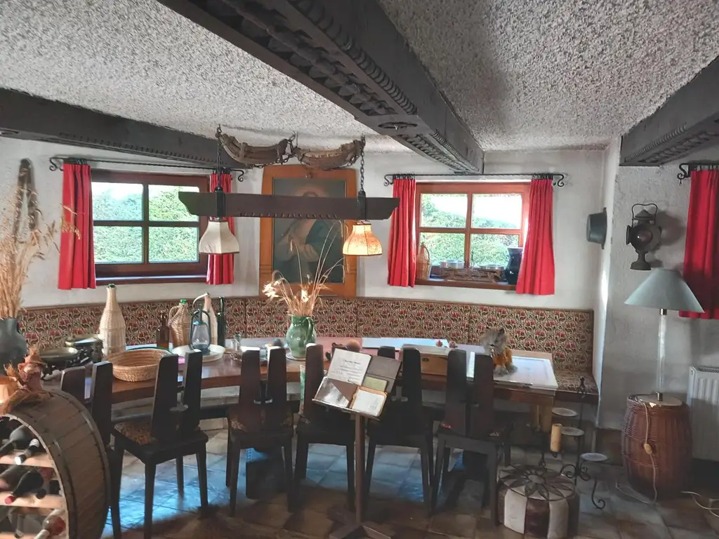 LANDHAUS MIT GROSSEM, SONNIGEN GRUND AM WALDRAND