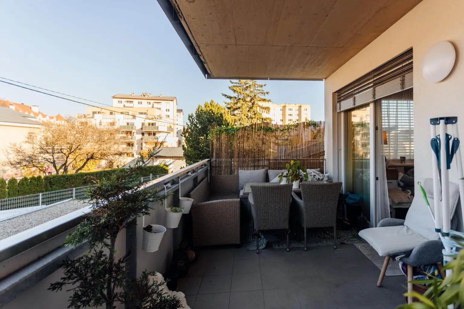 Moderne 2-Zimmer-Eigentumswohnung mit großem Balkon + Parkplatz + riesigem Kellerabteil