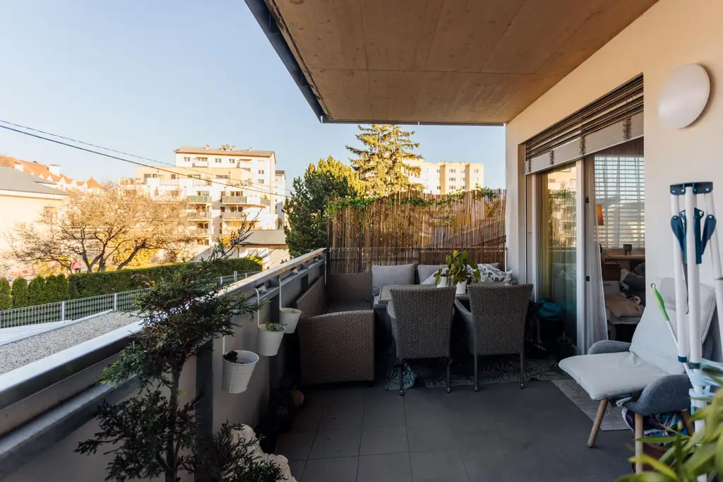 Moderne 2-Zimmer-Eigentumswohnung mit großem Balkon + Parkplatz + riesigem Kellerabteil