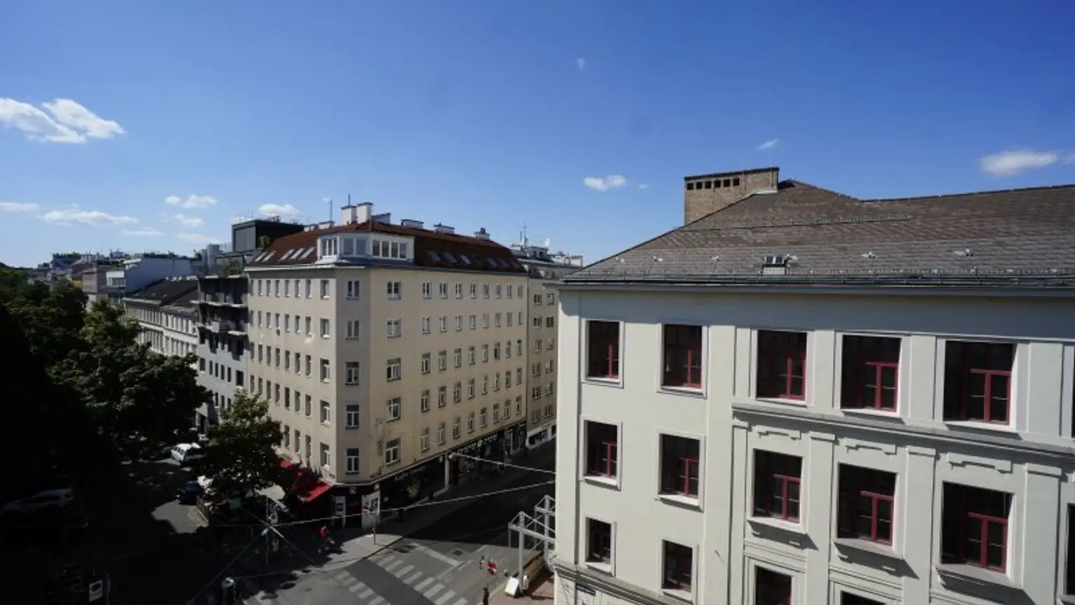 unbefristet vermietete 2 Zimmer + Kabinett Wohnung im fünften Liftstock im Eckhaus