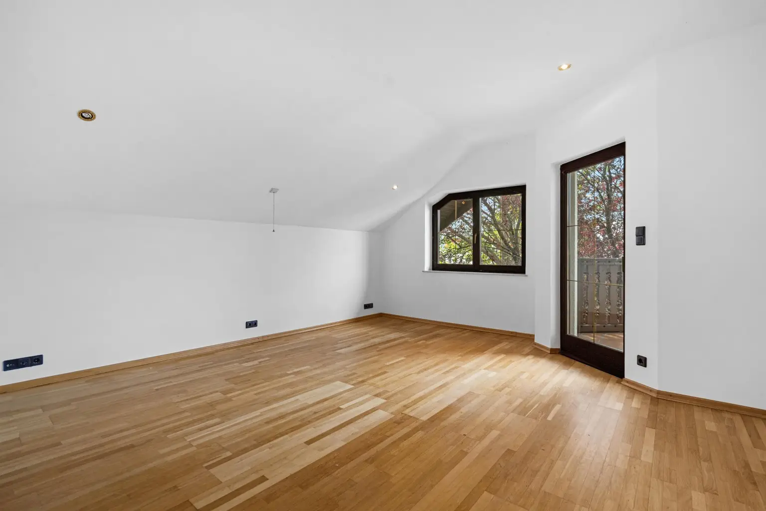 "Charmantes Einfamilienhaus mit Pool, großem Garten und modernem Wohnkomfort"