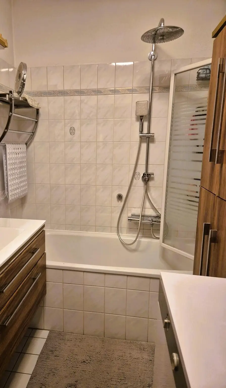 Bad mit Wanne, Badmöbel und Waschmaschinenanschluss