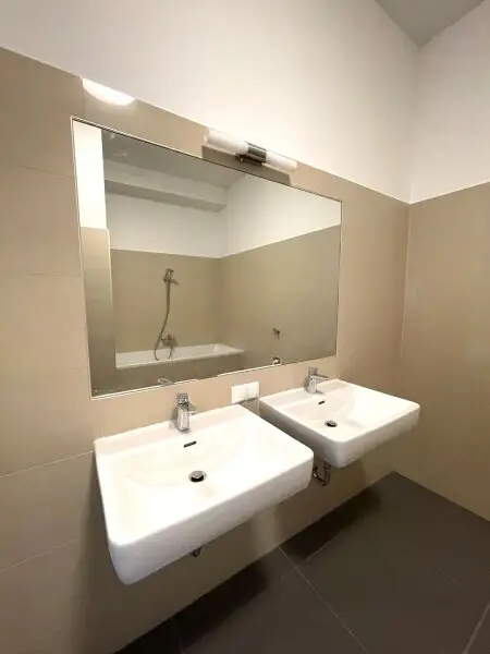 Große 1-Zimmer-Wohnung mit 58 m2, 1. Stock mit Lift! Zentrale Lage!