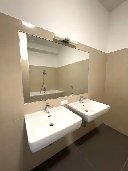 Große 1-Zimmer-Wohnung mit 58 m2, 1. Stock mit Lift! Zentrale Lage!