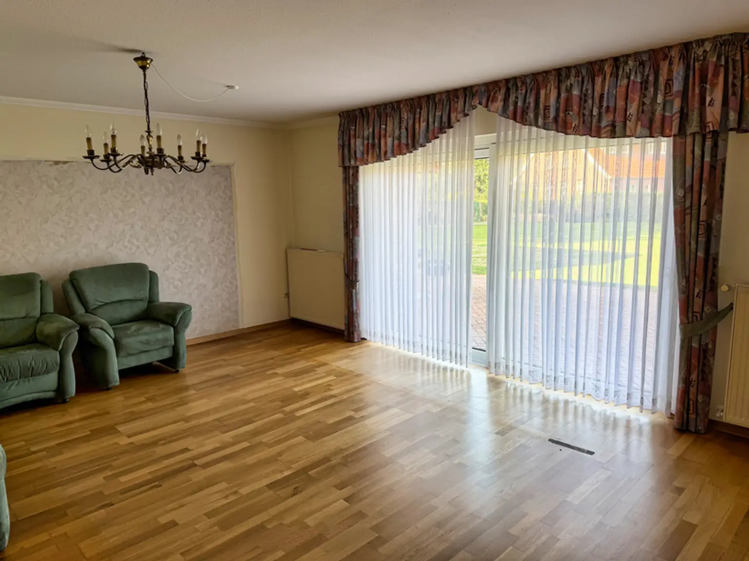 Mitten im Ort! Einfamilienhaus auf großzügigem Grundstück!
