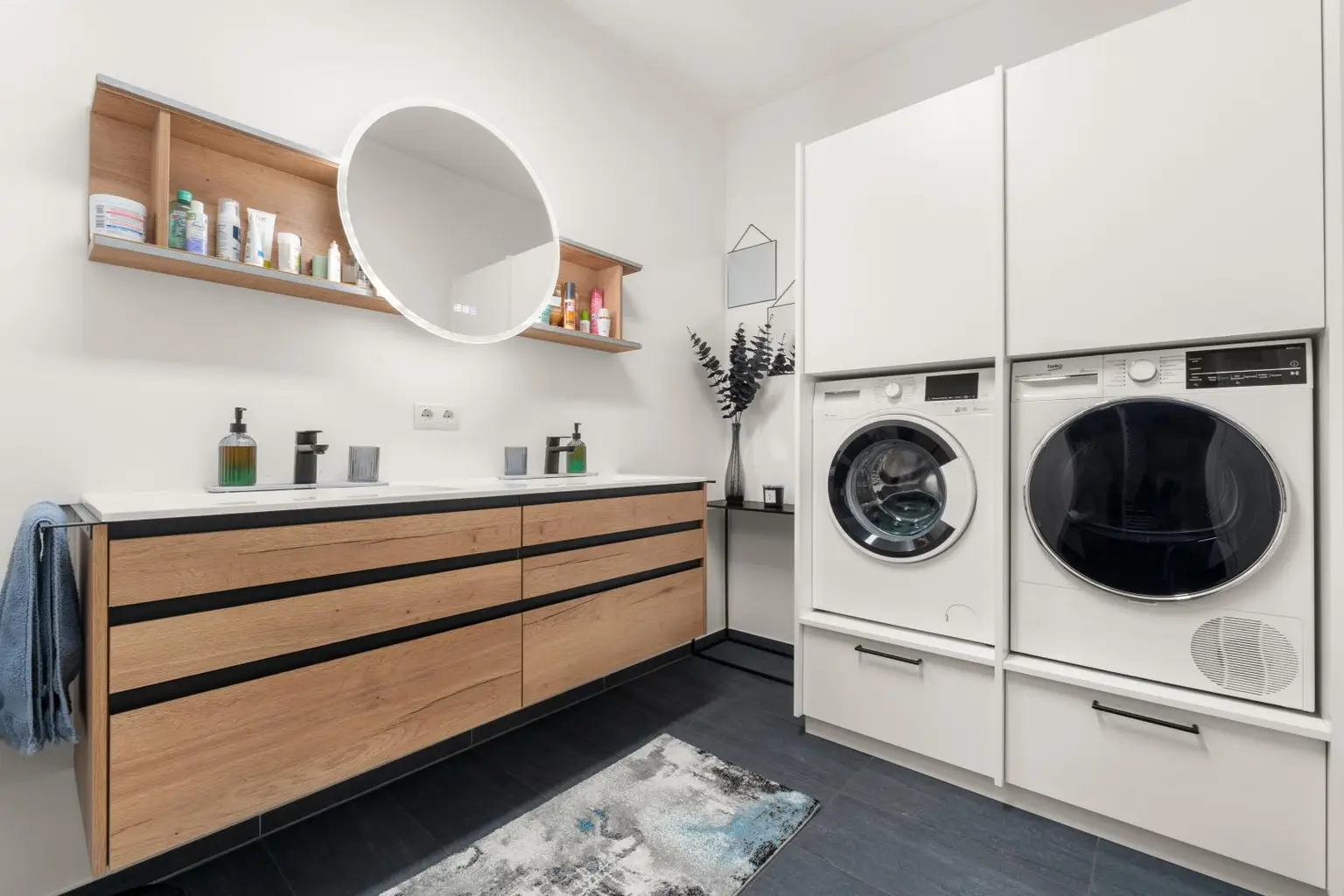 Badezimmer mit Wäschenische